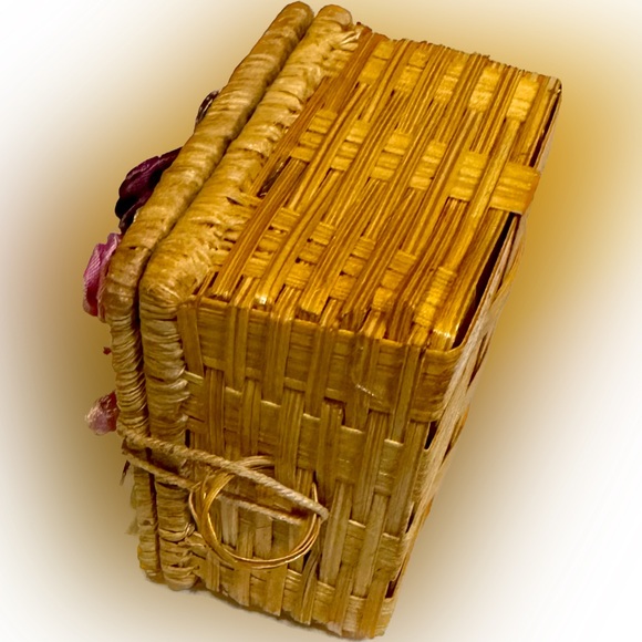 VTG ‘91 RARE AVON ROSE RIBBON EARRINGS FANCIFUL FLORAL WICKER BOX VALENTINE GIFT - Picture 5 of 6